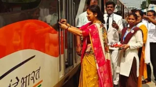 शाहजहांपुर में वंदे भारत को बांधी राखी, भाजपा नेता ने बताई खास वजह