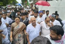 CEC ज्ञानेश कुमार के खिलाफ कांग्रेस का प्रदर्शन, बारिश में सड़क पर उतरे नेता CEC ज्ञानेश कुमार के खिलाफ कांग्रेस का प्रदर्शन, बारिश में सड़क पर उतरे नेता