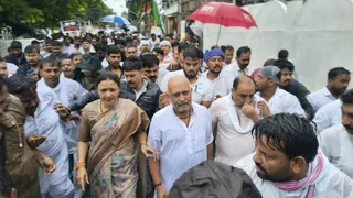 CEC ज्ञानेश कुमार के खिलाफ कांग्रेस का प्रदर्शन, बारिश में सड़क पर उतरे नेता