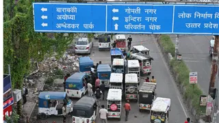 Lucknow Tedhi Puliya: अतिक्रमण से बेहाल चौराहा Lucknow Tedhi Puliya: अतिक्रमण से बेहाल चौराहा