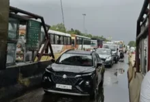 इटौंजा टोल पर सर्वर संकट, एक किमी लंबी लगी वाहनों की कतार इटौंजा टोल पर सर्वर संकट, एक किमी लंबी लगी वाहनों की कतार