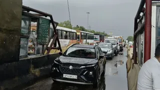 इटौंजा टोल पर सर्वर संकट, एक किमी लंबी लगी वाहनों की कतार इटौंजा टोल पर सर्वर संकट, एक किमी लंबी लगी वाहनों की कतार