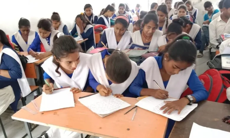 यूपी के सरकारी स्कूलों में डिजिटल शिक्षा को नया आयाम, 14,429 स्कूल बनेंगे स्मार्ट यूपी के सरकारी स्कूलों में डिजिटल शिक्षा को नया आयाम, 14,429 स्कूल बनेंगे स्मार्ट