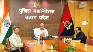 UP Police Alert: त्योहारों पर शाम 6 बजे के बाद सायरन बजाकर होगी गश्त UP Police Alert: त्योहारों पर शाम 6 बजे के बाद सायरन बजाकर होगी गश्त