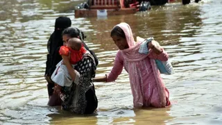 लखनऊ के फैजुल्लागंज में बाढ़, घर छोड़ किराए पर रह रहे परिवार