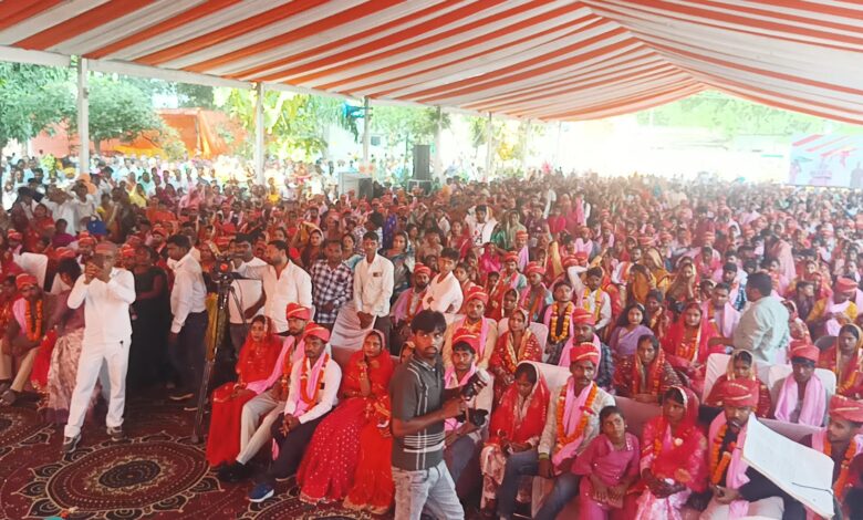 शहनाइयों की गूंज के बीच अयोध्या के गोसाईगंज में 185 जोड़ों ने थामा एक-दूजे का हाथ शहनाइयों की गूंज के बीच अयोध्या के गोसाईगंज में 185 जोड़ों ने थामा एक-दूजे का हाथ