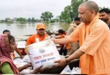 योगी सरकार के निर्देश पर बाढ़ प्रभावितों को नावों से पहुंचाया जा रहा भोजन और राशन योगी सरकार के निर्देश पर बाढ़ प्रभावितों को नावों से पहुंचाया जा रहा भोजन और राशन