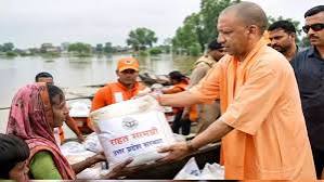 योगी सरकार के निर्देश पर बाढ़ प्रभावितों को नावों से पहुंचाया जा रहा भोजन और राशन योगी सरकार के निर्देश पर बाढ़ प्रभावितों को नावों से पहुंचाया जा रहा भोजन और राशन