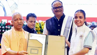 सरदार पटेल जयंती पर CM योगी ने बांटे नौकरी और स्वरोजगार के चेक
